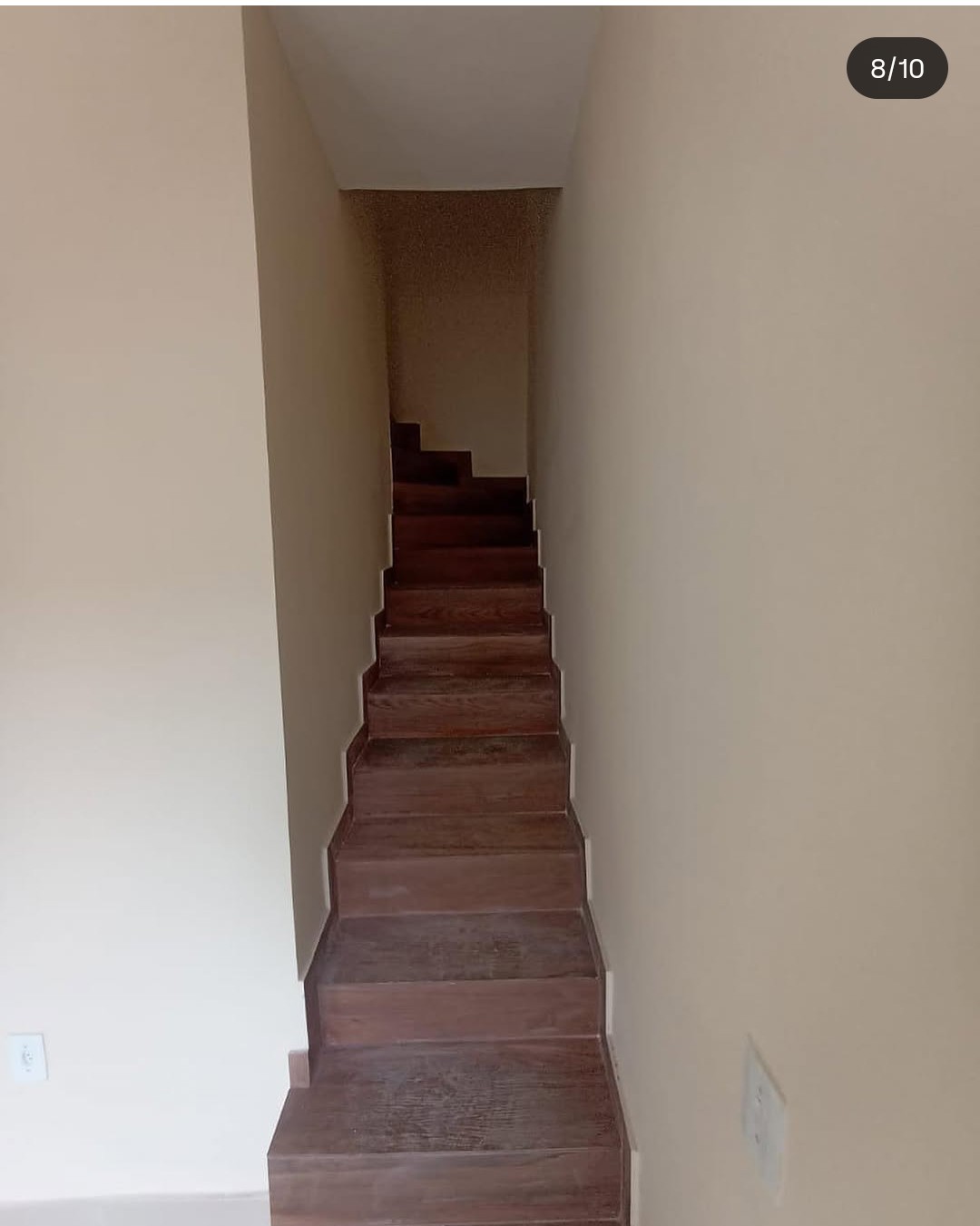 Casa duplex de 2 quartos um com sacada, sala, cozinha, 2 banheiros e área de serviço. Rua tranquila sem saída.