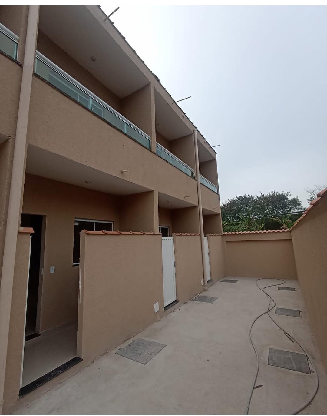 Casa duplex de 2 quartos um com sacada, sala, cozinha, 2 banheiros e área de serviço. Rua tranquila sem saída.