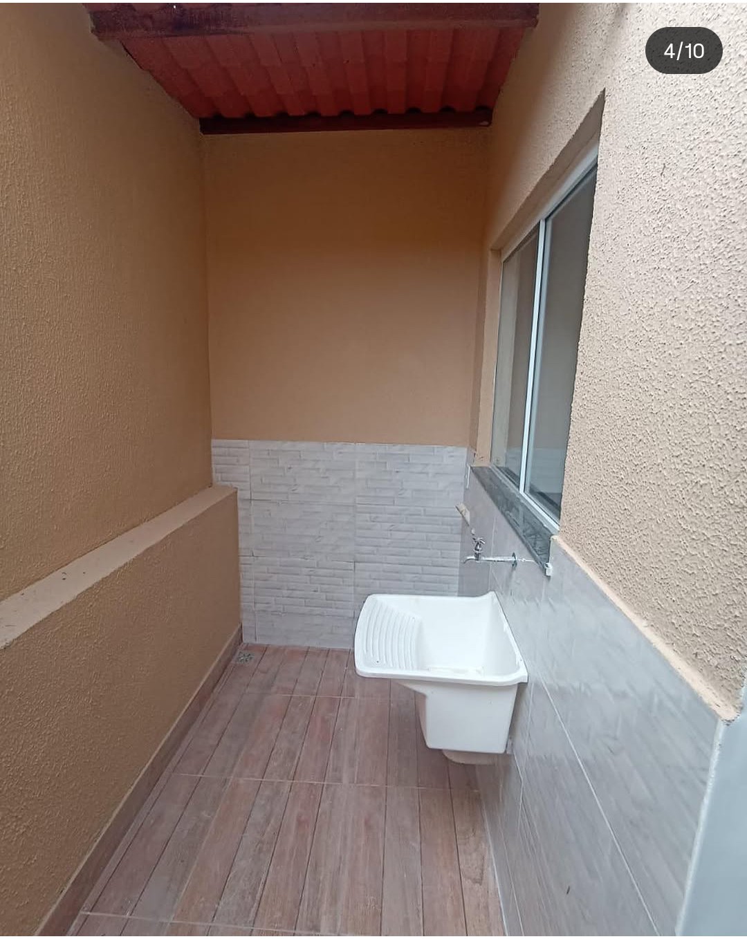 Casa duplex de 2 quartos um com sacada, sala, cozinha, 2 banheiros e área de serviço. Rua tranquila sem saída.