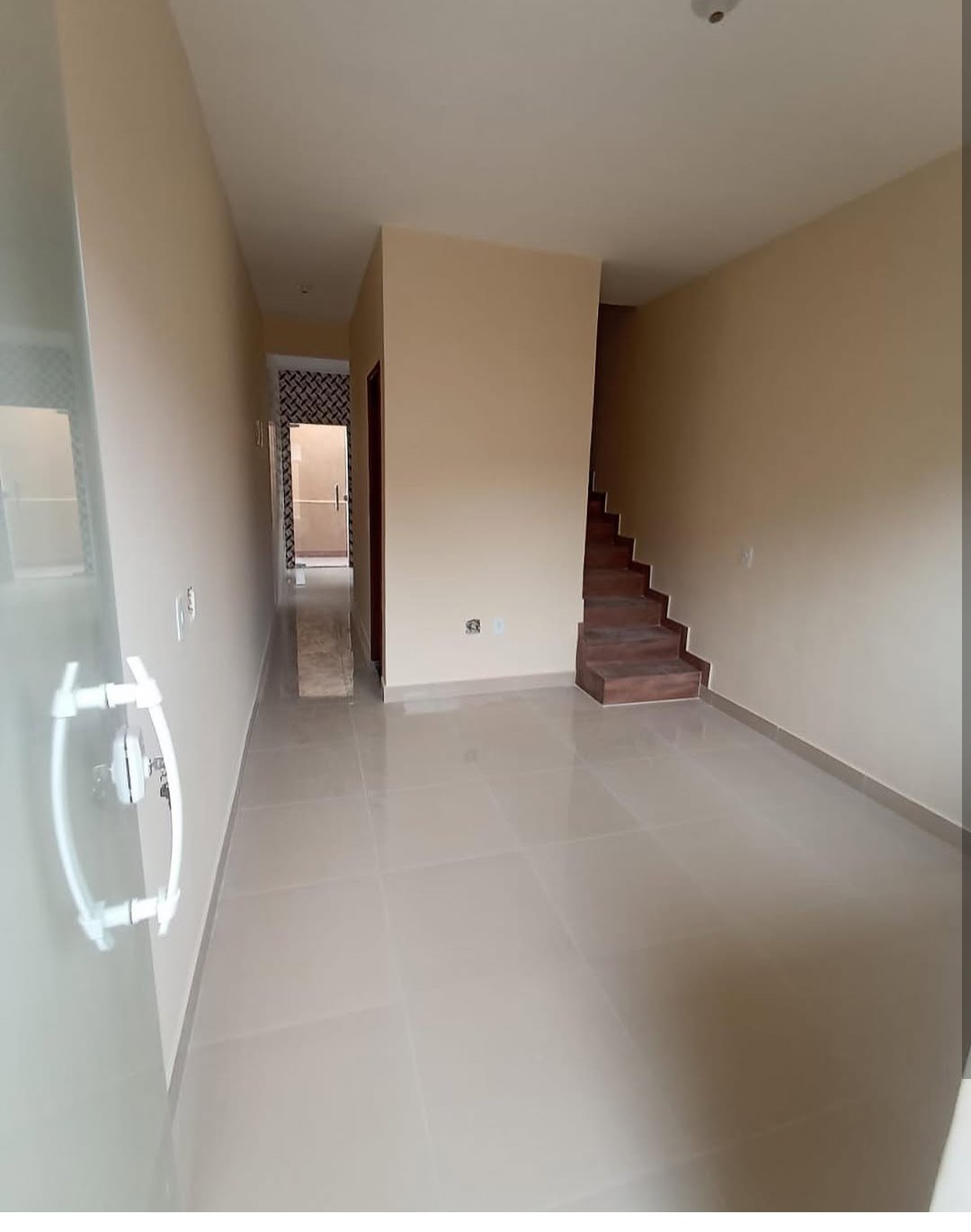 Casa duplex de 2 quartos um com sacada, sala, cozinha, 2 banheiros e área de serviço. Rua tranquila sem saída.