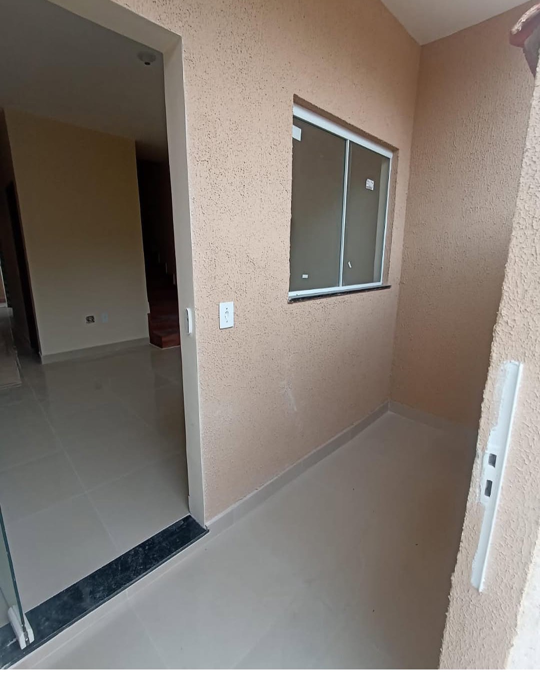 Casa duplex de 2 quartos um com sacada, sala, cozinha, 2 banheiros e área de serviço. Rua tranquila sem saída.