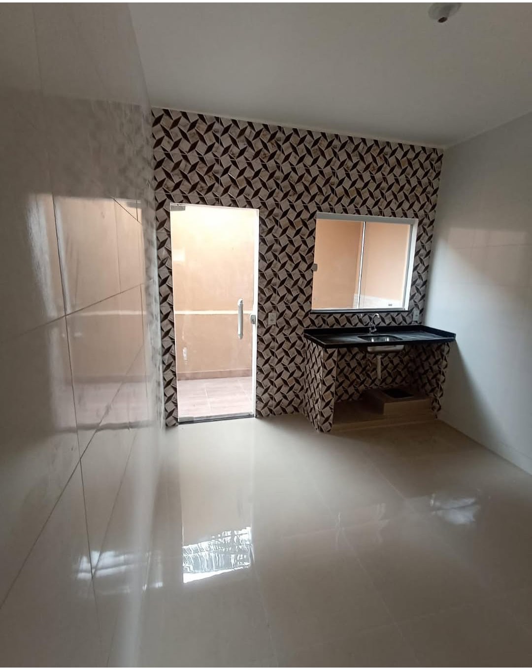 Casa duplex de 2 quartos um com sacada, sala, cozinha, 2 banheiros e área de serviço. Rua tranquila sem saída.