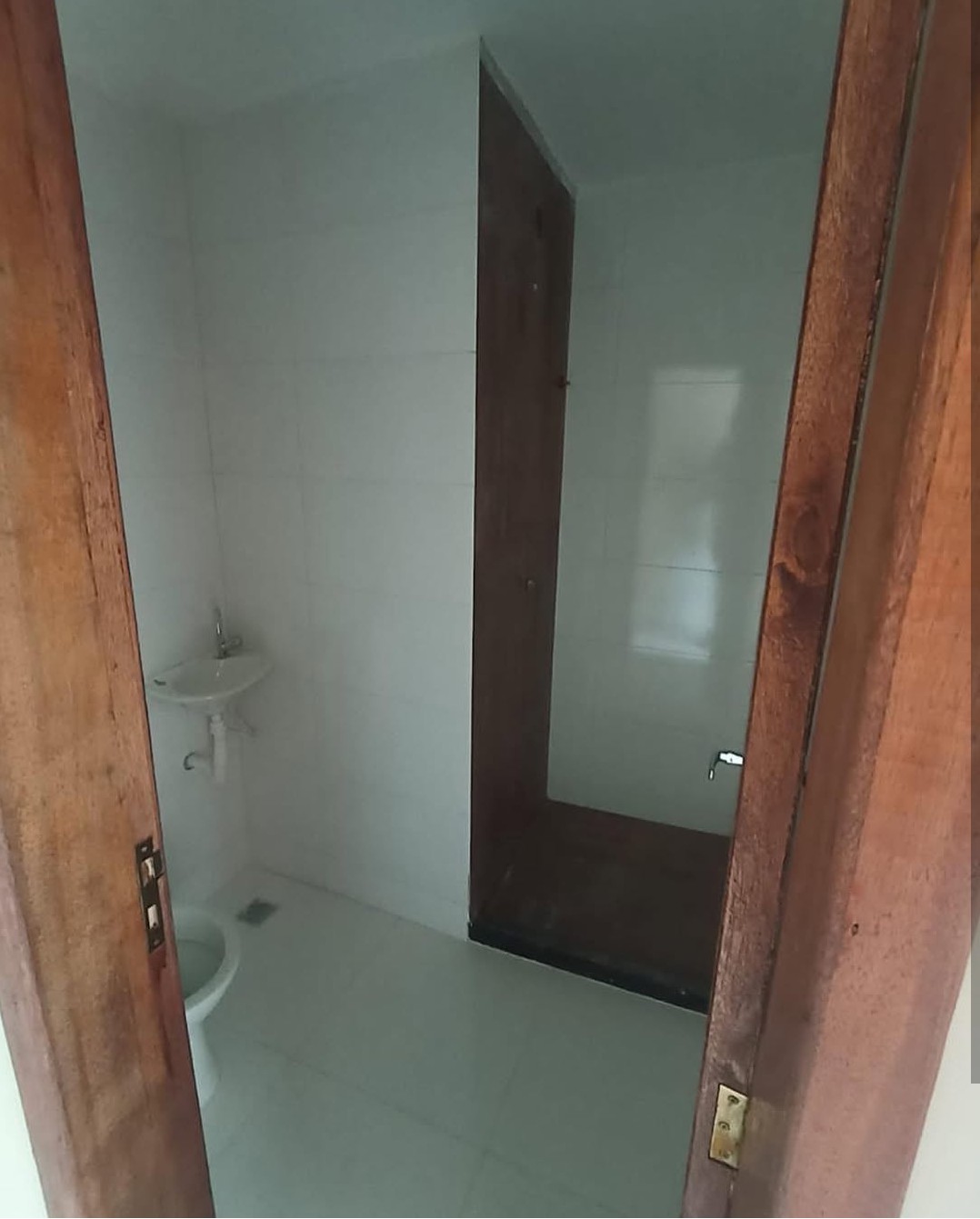 Casa duplex de 2 quartos um com sacada, sala, cozinha, 2 banheiros e área de serviço. Rua tranquila sem saída.