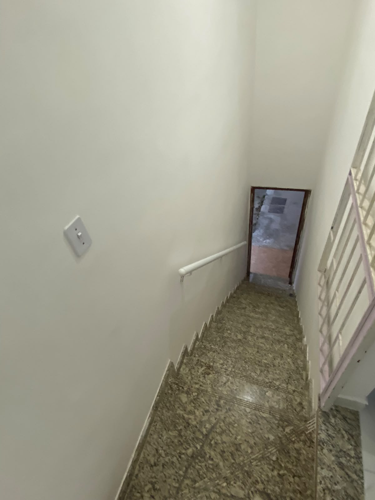 1 Sala ampla com boa iluminação natural - 2 Quartos de tamanho confortável - 1 Banheiro social - Cozinha funcional - 1 Vaga de garagem - Área de serviço / quintal