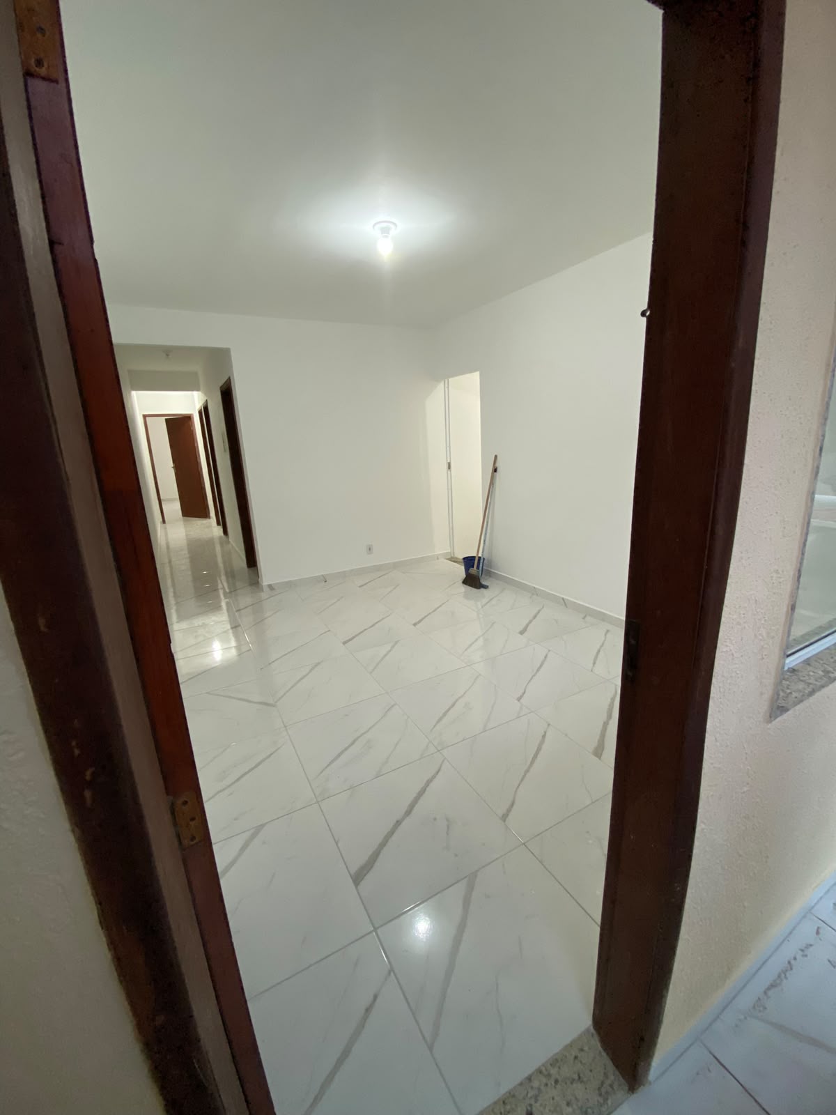 1 Sala ampla com boa iluminação natural - 2 Quartos de tamanho confortável - 1 Banheiro social - Cozinha funcional - 1 Vaga de garagem - Área de serviço / quintal