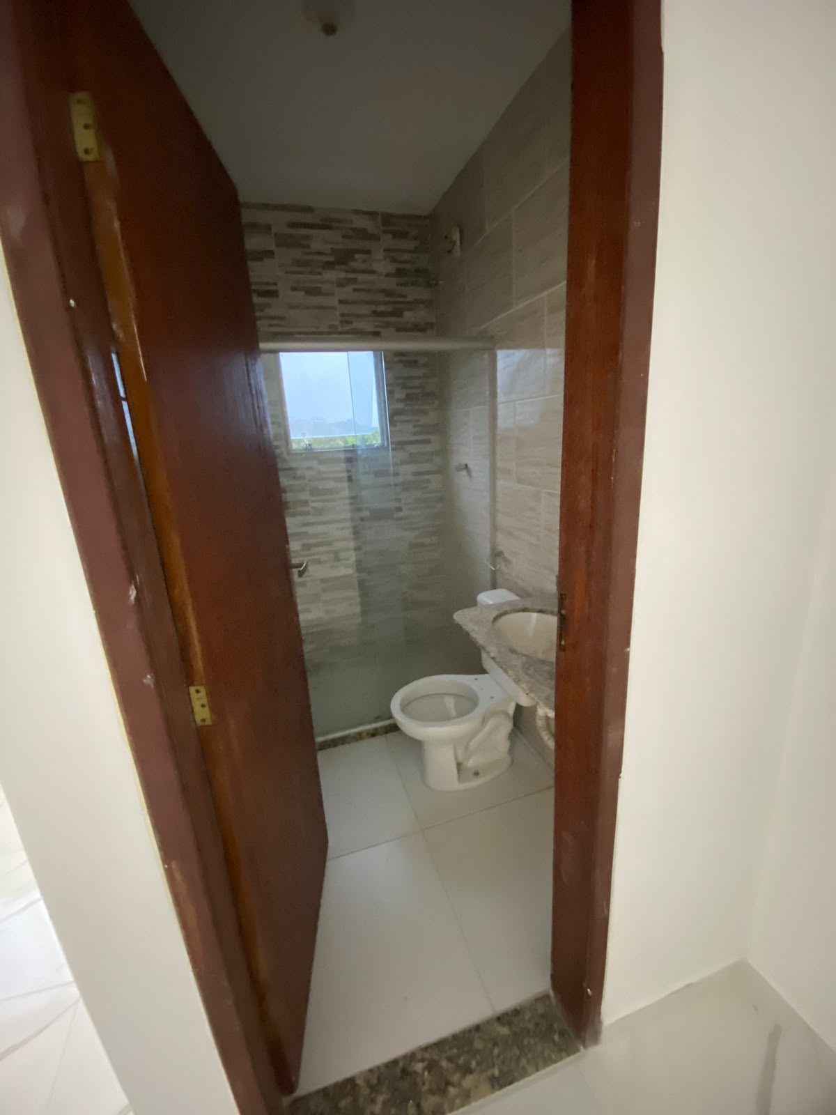 1 Sala ampla com boa iluminação natural - 2 Quartos de tamanho confortável - 1 Banheiro social - Cozinha funcional - 1 Vaga de garagem - Área de serviço / quintal