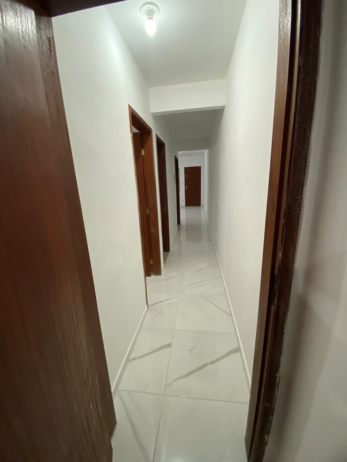 1 Sala ampla com boa iluminação natural - 2 Quartos de tamanho confortável - 1 Banheiro social - Cozinha funcional - 1 Vaga de garagem - Área de serviço / quintal
