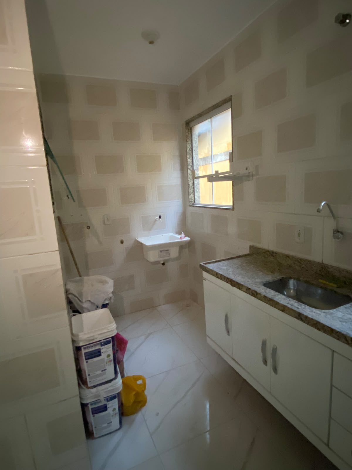 1 Sala ampla com boa iluminação natural - 2 Quartos de tamanho confortável - 1 Banheiro social - Cozinha funcional - 1 Vaga de garagem - Área de serviço / quintal