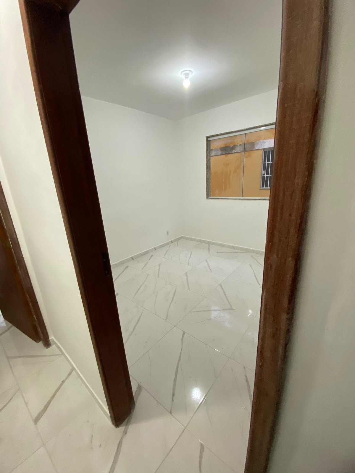 1 Sala ampla com boa iluminação natural - 2 Quartos de tamanho confortável - 1 Banheiro social - Cozinha funcional - 1 Vaga de garagem - Área de serviço / quintal