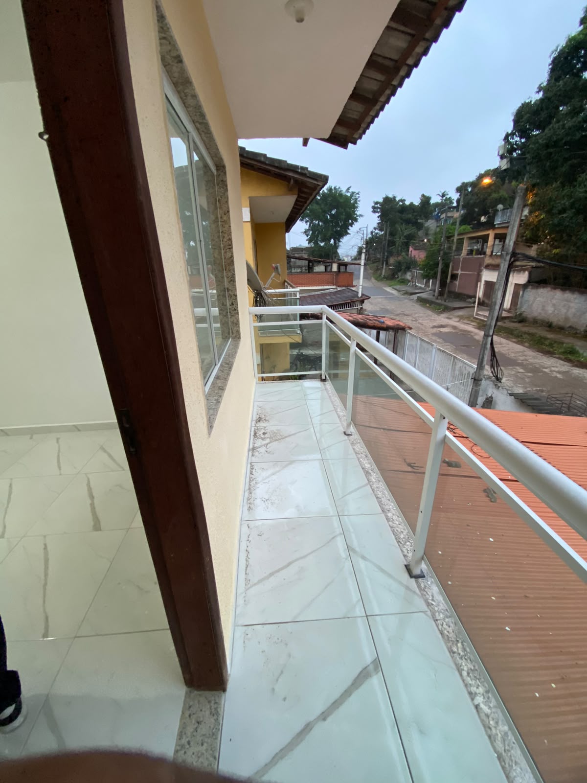 1 Sala ampla com boa iluminação natural - 2 Quartos de tamanho confortável - 1 Banheiro social - Cozinha funcional - 1 Vaga de garagem - Área de serviço / quintal