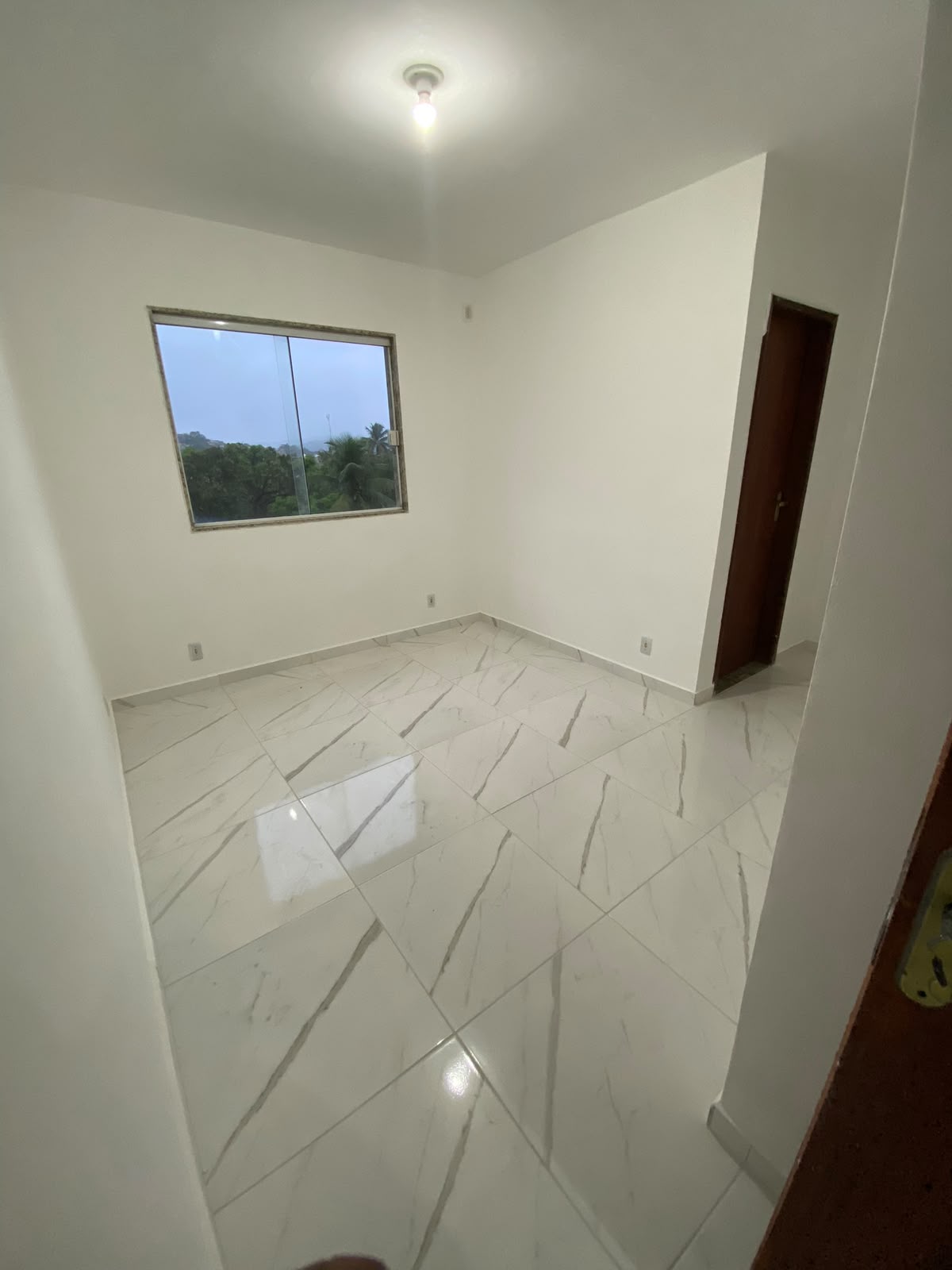 1 Sala ampla com boa iluminação natural - 2 Quartos de tamanho confortável - 1 Banheiro social - Cozinha funcional - 1 Vaga de garagem - Área de serviço / quintal