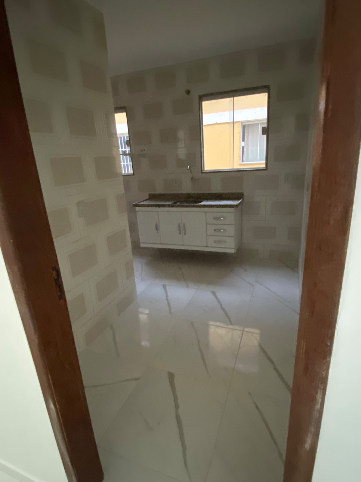 1 Sala ampla com boa iluminação natural - 2 Quartos de tamanho confortável - 1 Banheiro social - Cozinha funcional - 1 Vaga de garagem - Área de serviço / quintal