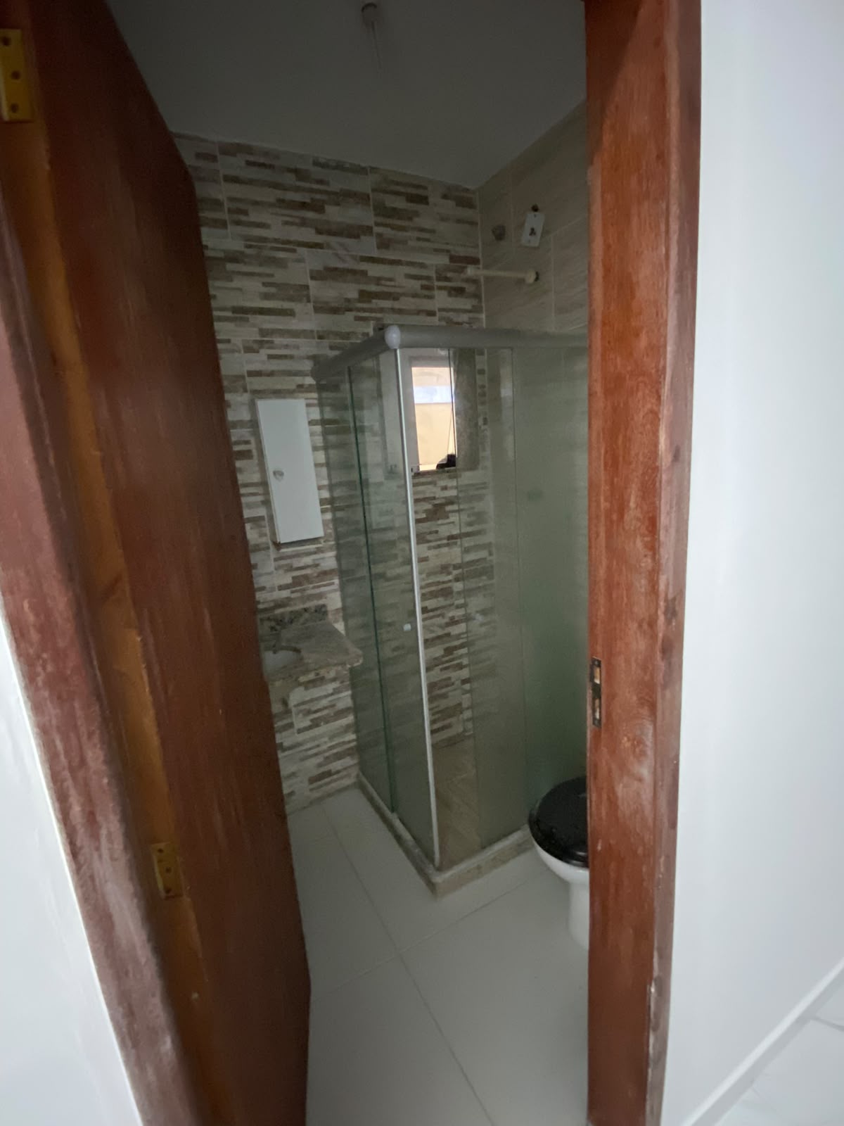 1 Sala ampla com boa iluminação natural - 2 Quartos de tamanho confortável - 1 Banheiro social - Cozinha funcional - 1 Vaga de garagem - Área de serviço / quintal