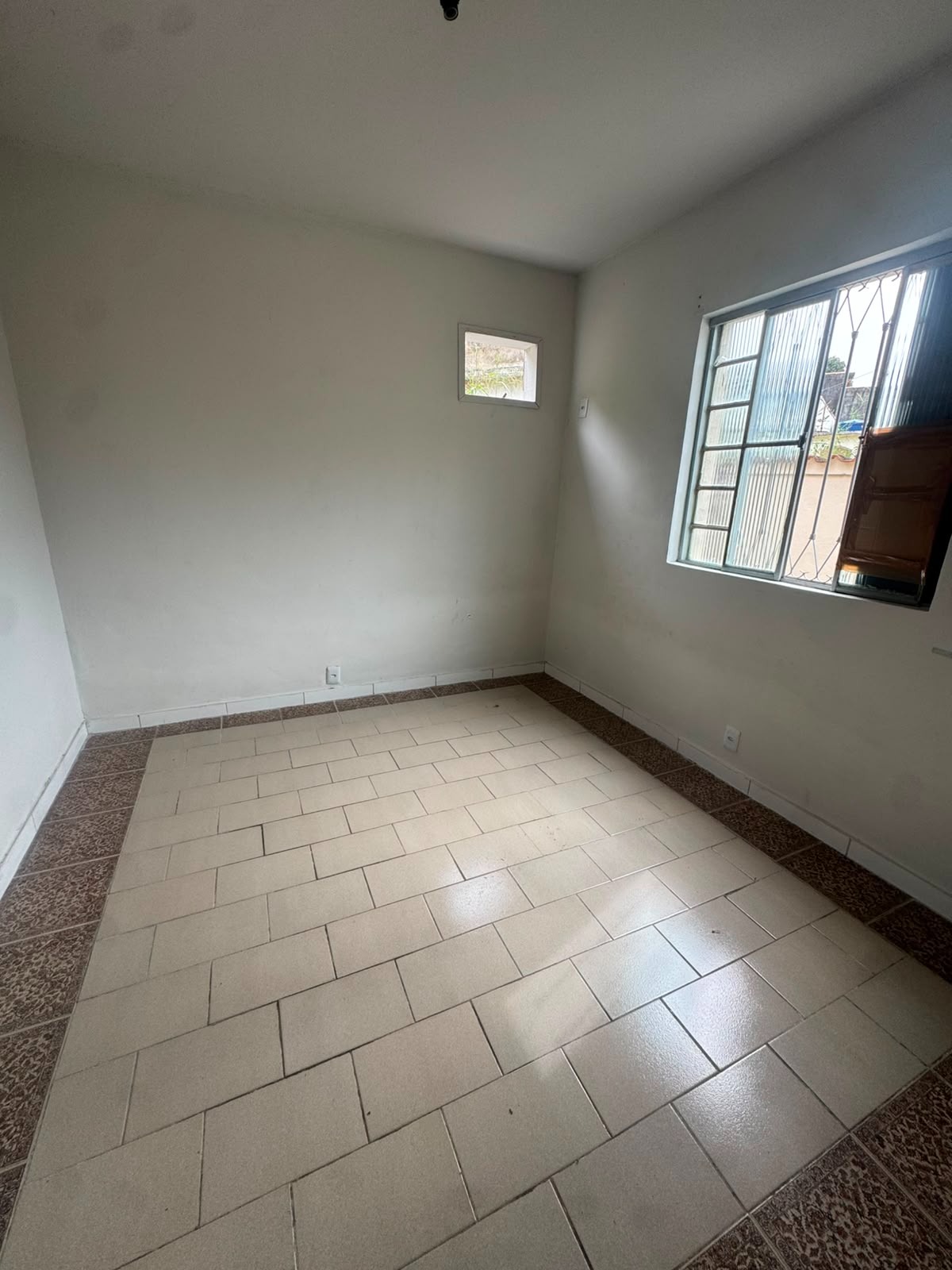 CASA DE 2 QUARTOS NO ROCHA