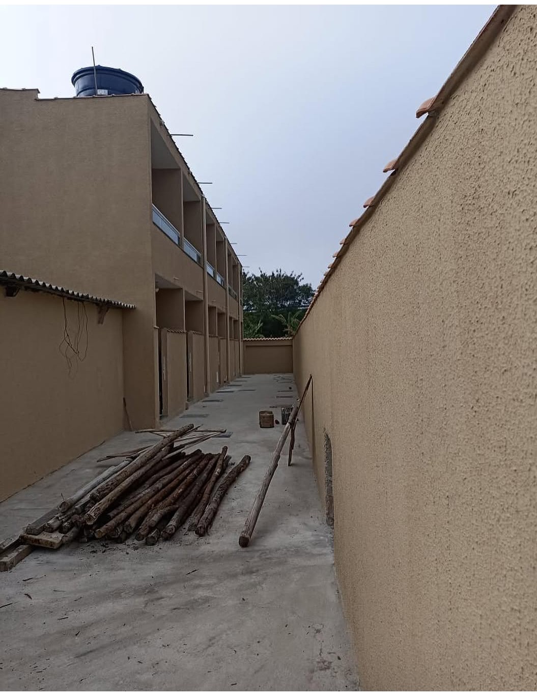Casa duplex de 2 quartos um com sacada, sala, cozinha, 2 banheiros e área de serviço. Rua tranquila sem saída.